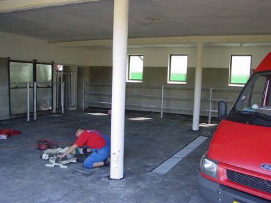 Garagen-Ground wird in der Garage installiert und passend zugeschnitten